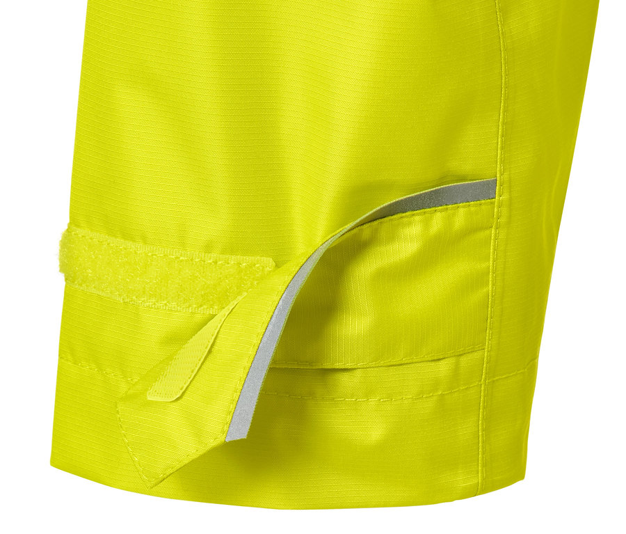 Detail žltej bundy do dažďa so zapínaním na suchý zips.