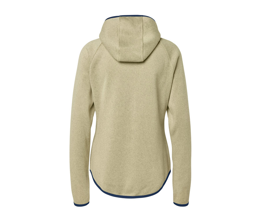 Pohľad zozadu na žltú bundu z pleteného flaušu s kapucňou.