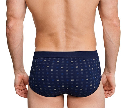 Muž chrbtom k fotoaparátu má na sebe modré slipy SCHIESSER s jemným rebrovaným úpletom, 2 ks.