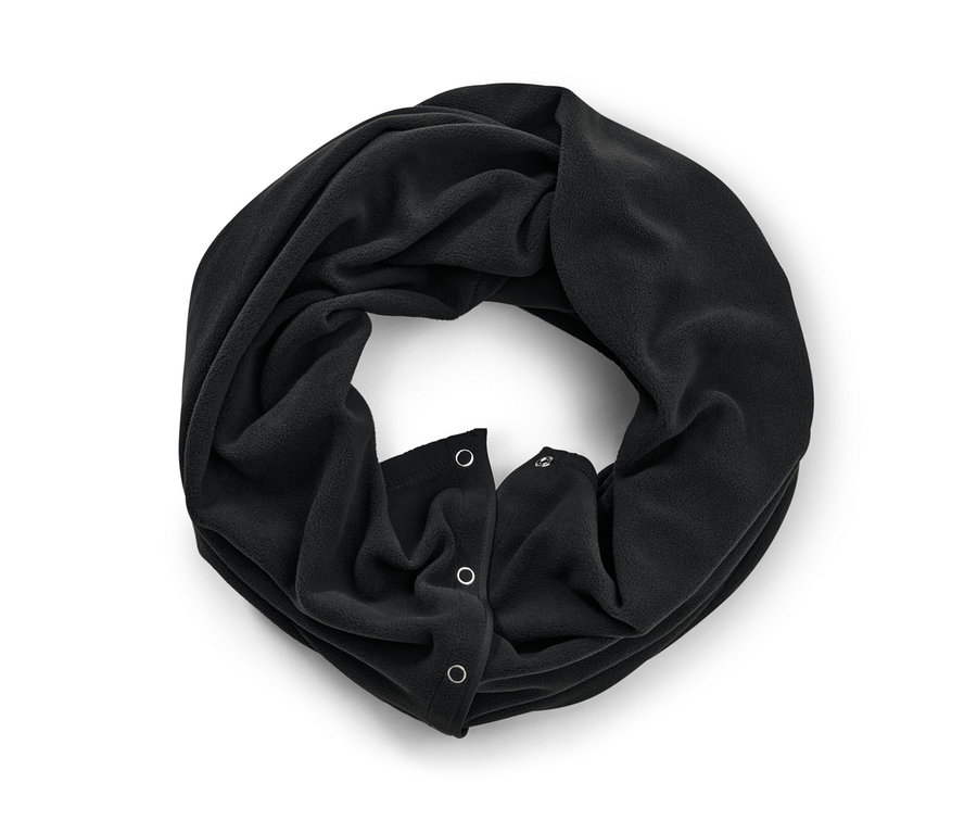 Čierny šál 3 v 1 v štýle oversize na bielom pozadí.