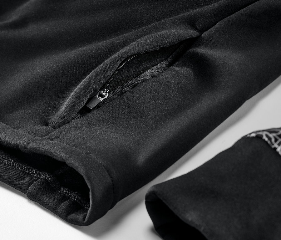 Detail čiernej termobundy s vreckom na zips a lemom rukáva.