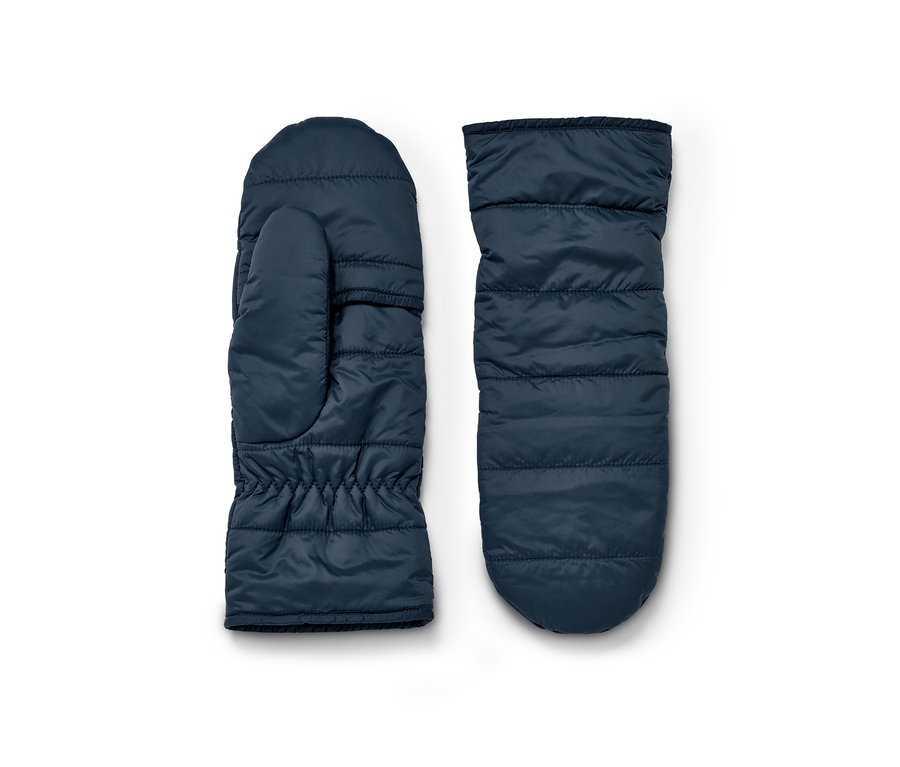 Dve prešívané palčiaky s príklopkou tmavomodrej farby ležia vedľa seba na bielom pozadí.