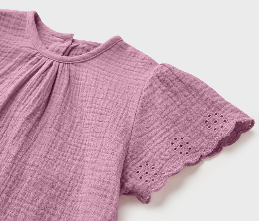 Detail detského mušelínového trička.