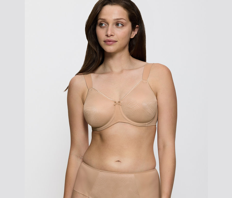 Žena má na sebe podprsenku Triumph Essential »Minimizer W X« telovej farby.