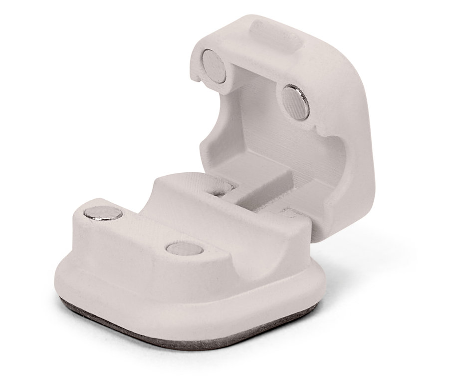 Otvorený biely magnetický držiak.