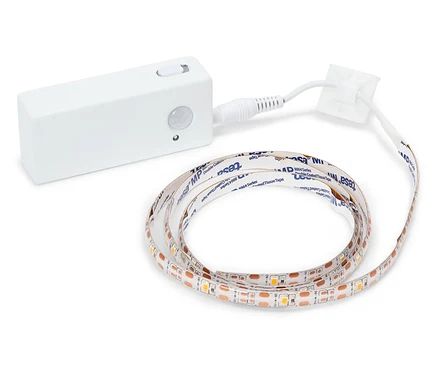 Biely LED pásik s ovládačom a napájacím káblom.
