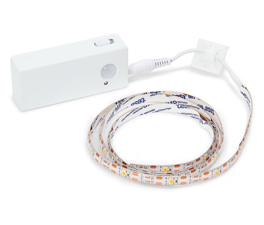 Biely LED pásik s ovládačom a napájacím káblom.