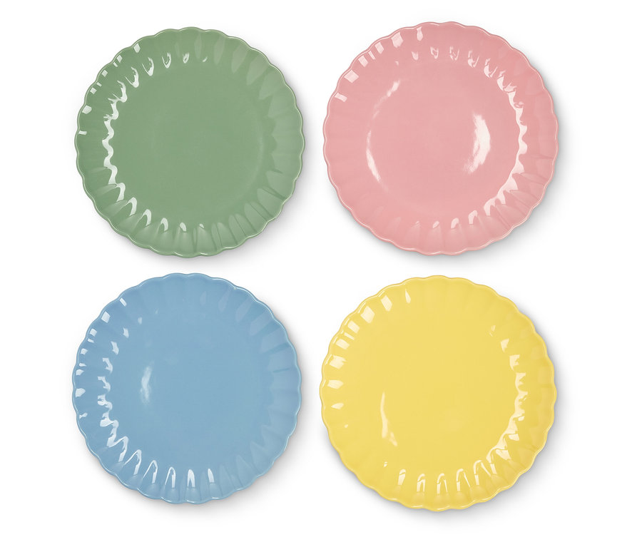 Štyri keramické taniere s vlnitým okrajom v zelenej, ružovej, modrej a žltej farbe.