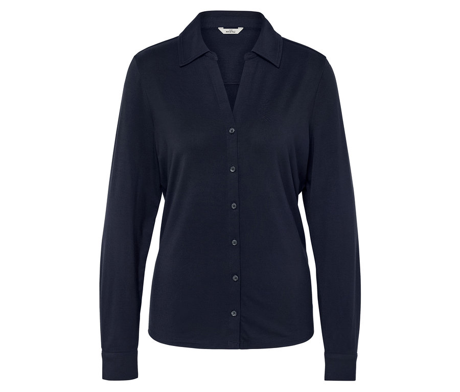 Tmavomodrá košeľa s dlhými rukávmi a gombíkmi.