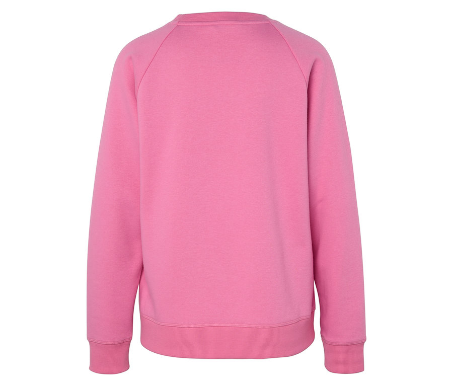 Detail zadnej strany ružovej mikiny s dlhými rukávmi.