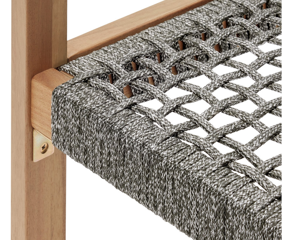 Detail jedálenskej stoličky s textilným výpletom.