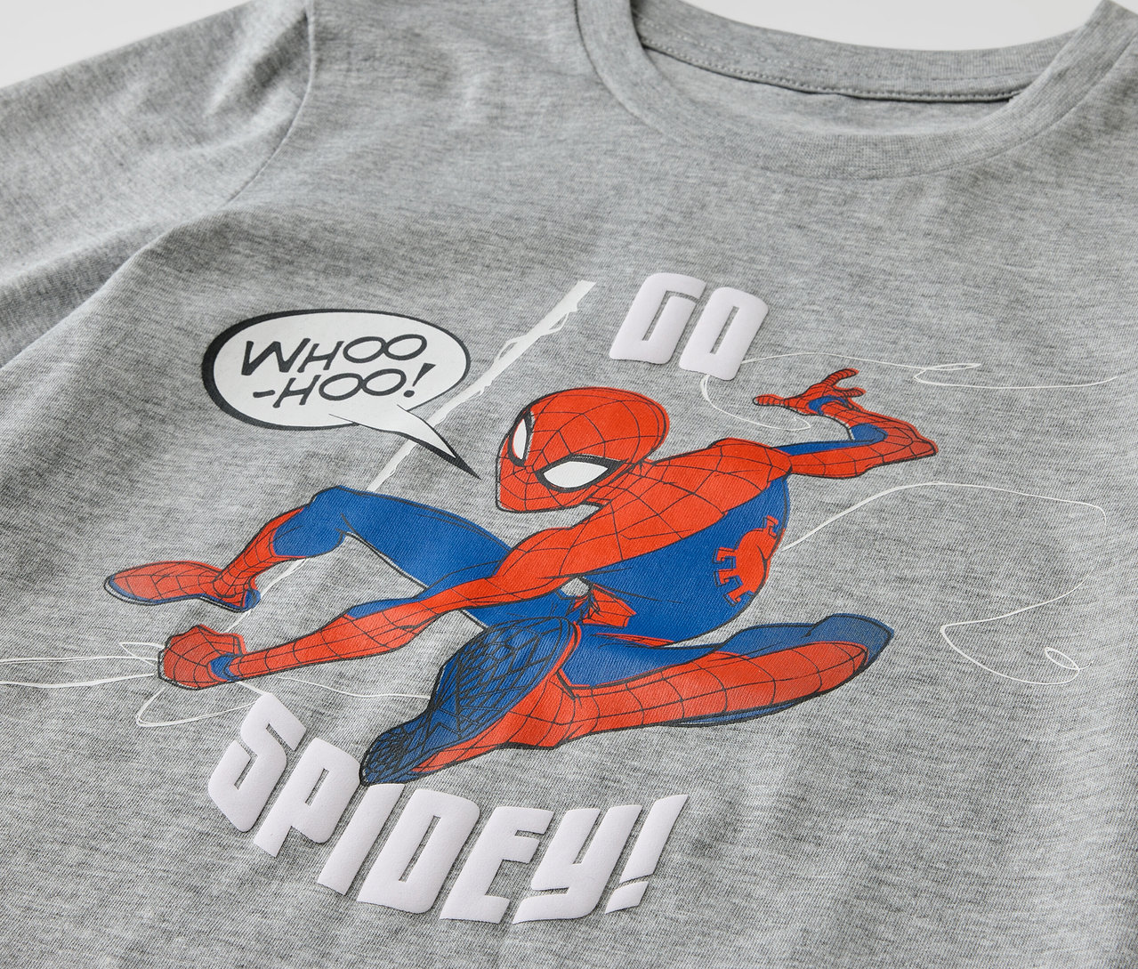 Sivé detské tričko »Spiderman« s potlačou Spidermana.