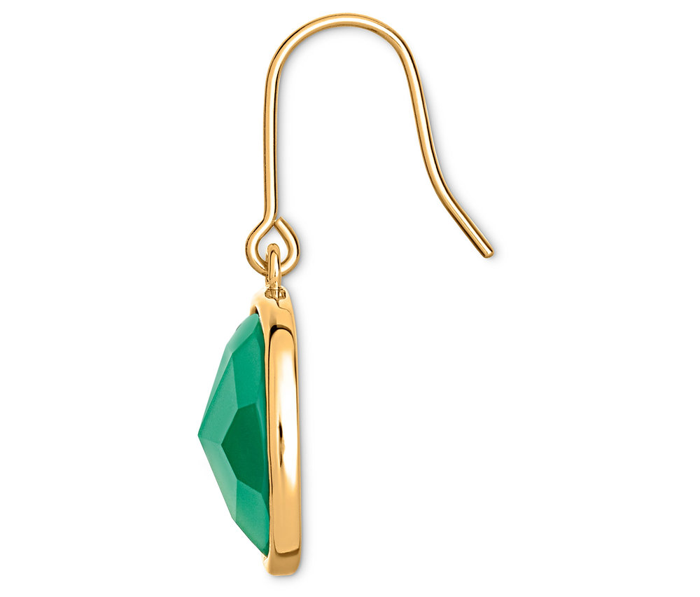 Detailný pohľad na zlatú náušnicu s fazetovaným zeleným kameňom.