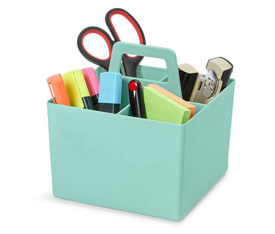 Tyrkysový organizér na písacie potreby plný nožníc, zvýrazňovačov, poznámkových blokov a zošívačky.