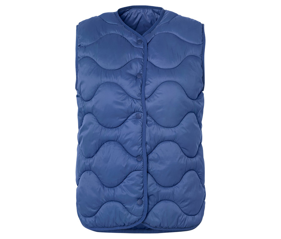 Modrá prešívaná vesta s gombíkmi.