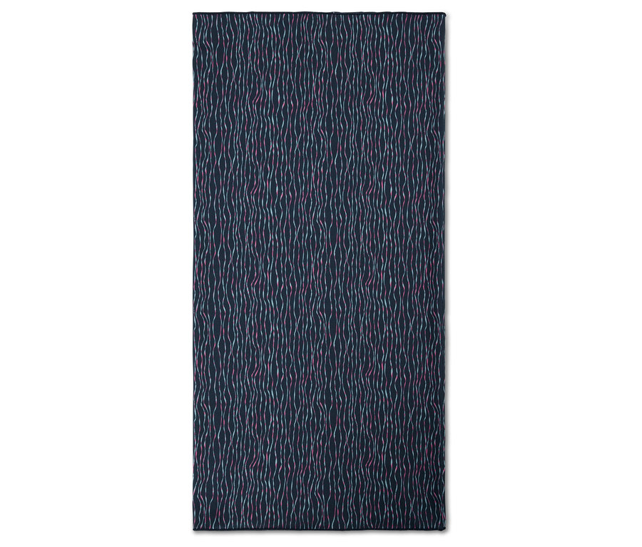 Tmavo modrá deka s vlnitými, ružovými a bielymi líniami.