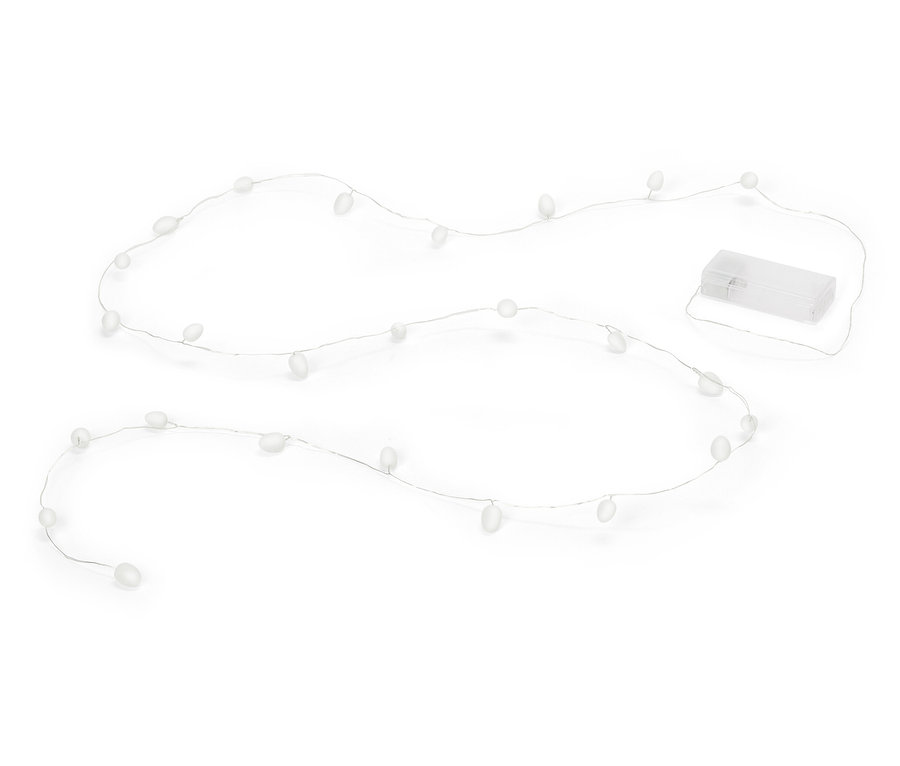 Svetelná reťaz s bielymi svetlami v tvare kvapky a priehľadným priestorom na batérie na bielom pozadí.