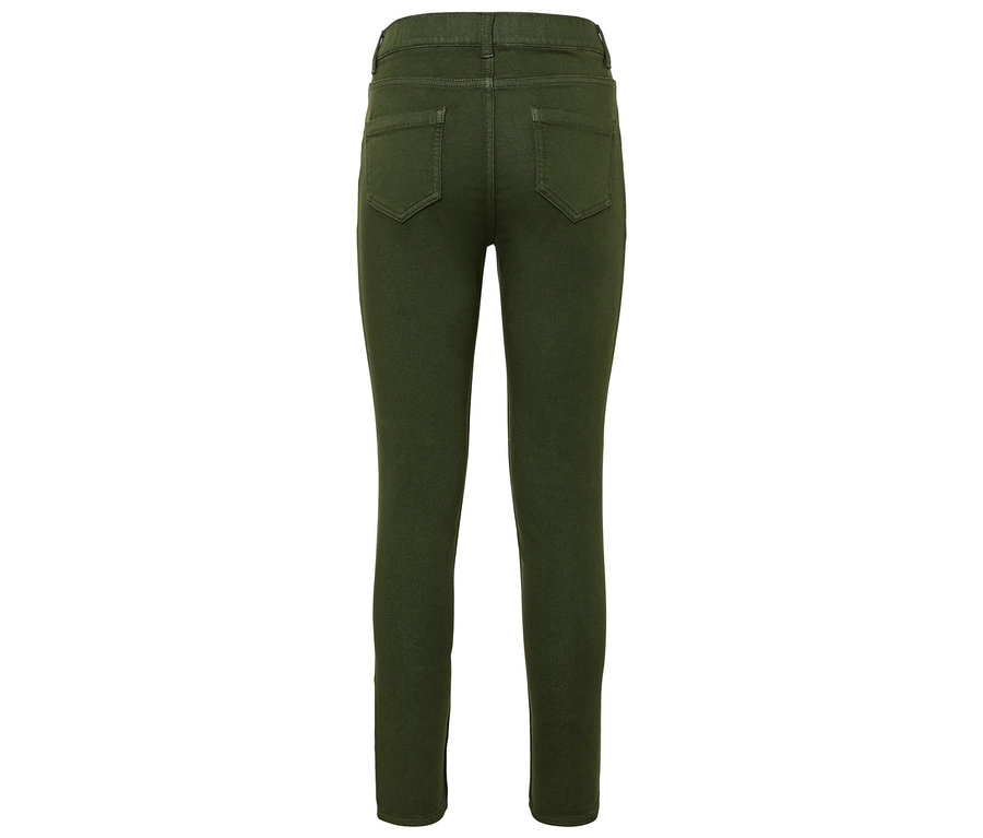 Pohľad zozadu na olivovo zelené džínsy.