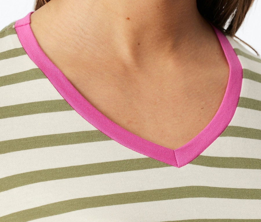 Detailný záber ženy v prúžkovanom tope s ružovým výstrihom do V.