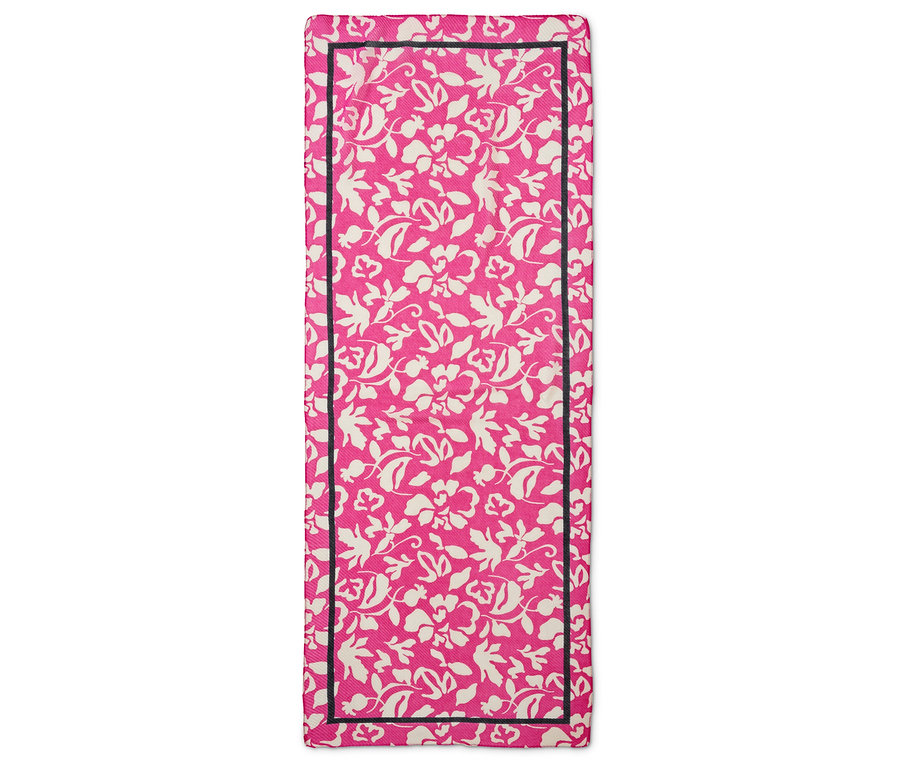 Ružový behúň s krémovým kvetinovým vzorom a čiernym okrajom.