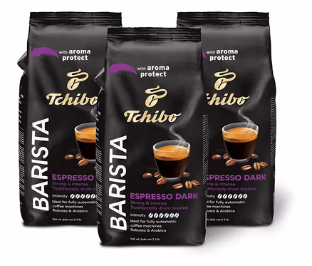 Tri balenia BARISTA Espresso Dark – 3 x 1 kg zrnkovej kávy stoja na bielom pozadí.