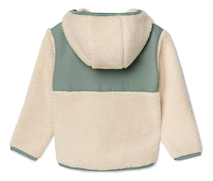 Pohľad zozadu na krémovú fleecovú bundu so zelenými akcentmi na kapucni a rukávoch.
