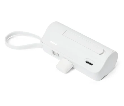 Biely obdĺžnikový batériový blok s integrovaným portom USB-C a slučkou leží na bielom pozadí.