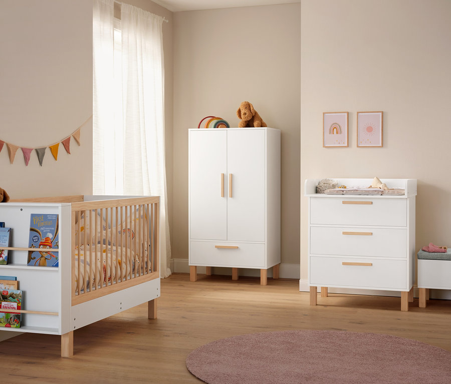 Detská izba s bielou skriňou, prebaľovacím pultom, posteľou s knihami a ružovým kobercom »Charme«, cca 160 cm.