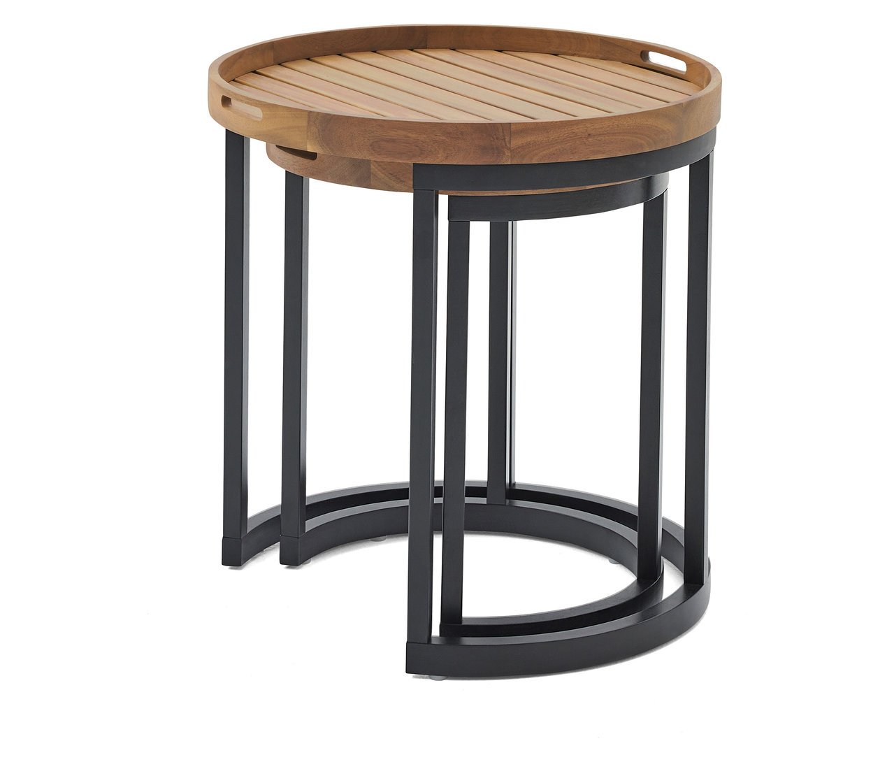 Dva okrúhle drevené príručné stolíky s čiernymi kovovými nohami sú uložené v sebe na bielom pozadí.