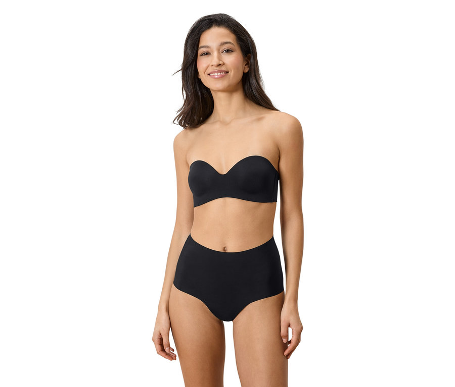 Žena má na sebe čiernu podprsenku bez ramienok a zodpovedajúce nohavičky s vysokým pásom.