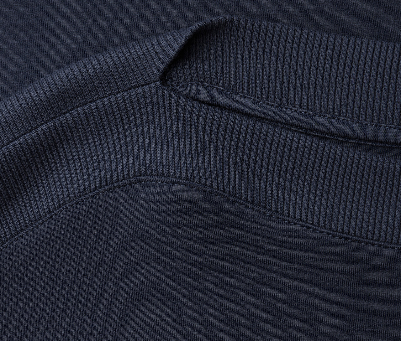 Detailný záber na rebrovaný výstrih námornícke modrého trička s krátkym rukávom Street One.