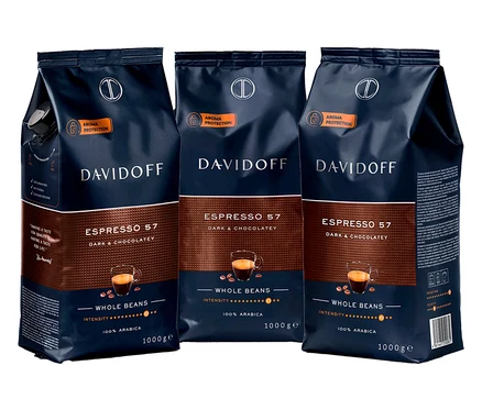 Tri tmavomodré balenia kávových zŕn Davidoff Espresso 57 stoja vedľa seba.