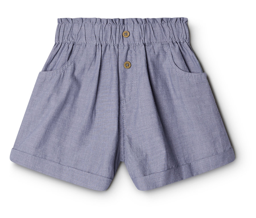 Svetlomodré detské šortky v štýle paper bag s elastickým pásom, dvoma drevenými gombíkmi a ohrnutými lemami.