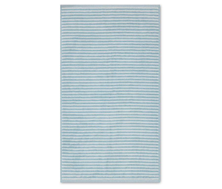 Svetlomodrý uterák s bielymi pruhmi leží na bielom povrchu.