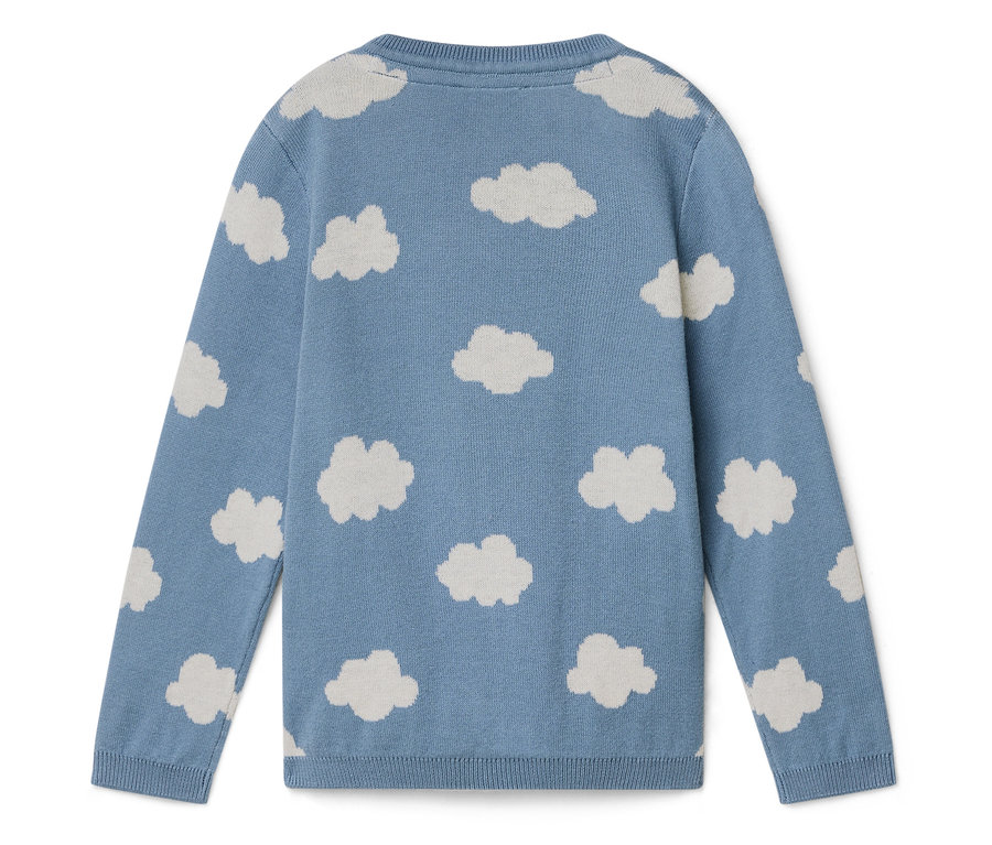Svetlomodrý sveter s bielym obláčikovým vzorom.