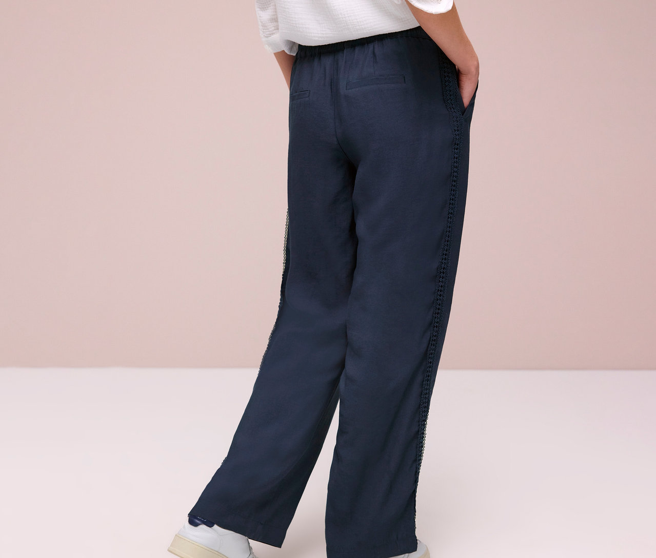 Osoba zozadu v nohaviciach Street One »Emee« a bielych teniskách.