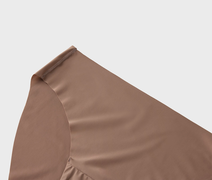 Detailný záber na hnedú spodnú bielizeň.