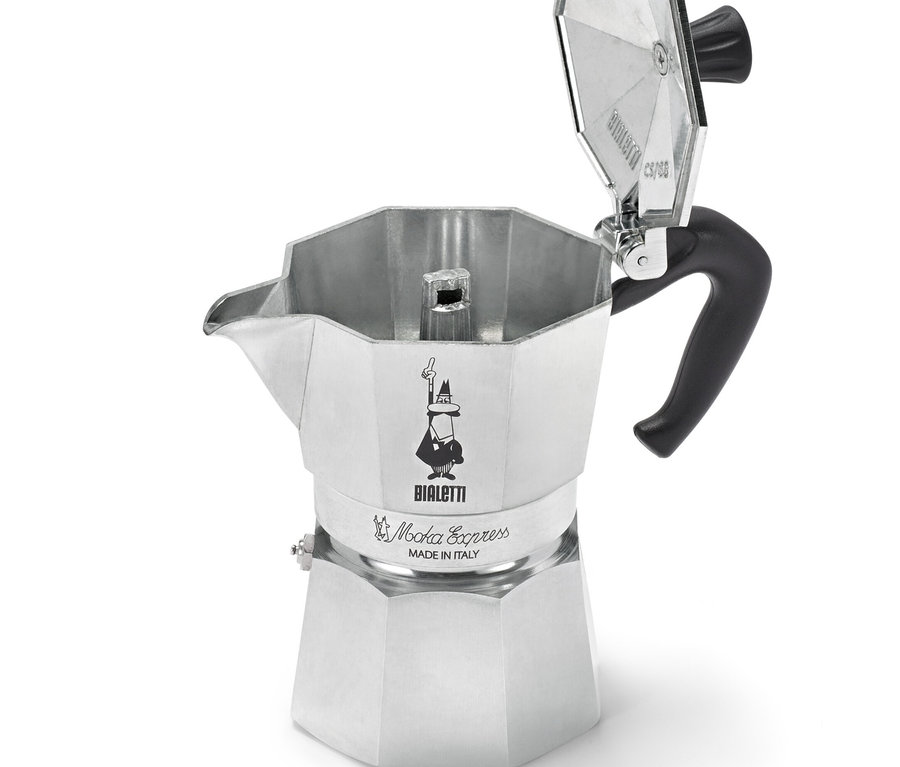 Otvorený, strieborný kávovar Bialetti stojí na bielom pozadí.