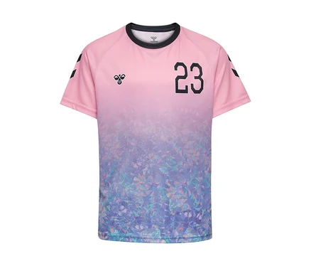 Ružovo-fialové tričko hummel® HMLJR Shimmer T-Shirt S/S s geometrickým vzorom. Vrchná časť je ružová, prechádzajúca do trblietavého fialovo-modrého vzoru. Má čierny golier, logo Hummel a číslo 23 na prednej strane.
