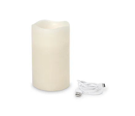 Biela valcová sviečka a nabíjací kábel USB na bielom pozadí.