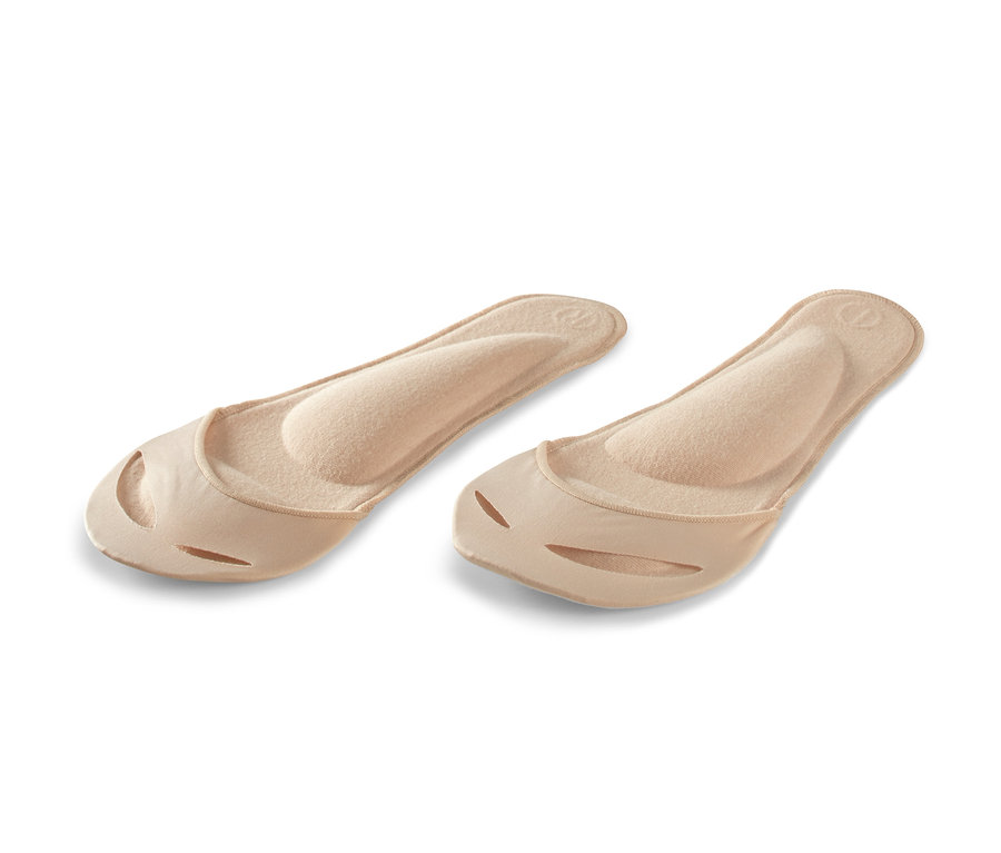 Dve béžové vložky do topánok so stielkou, 1 pár, ležia na bielom pozadí.