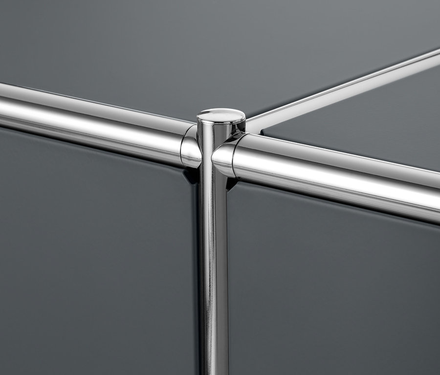 Detail kovovej odkladacej skrinky s 2 nastaviteľnými výklopnými priehradkami a chrómovanou konštrukciou.