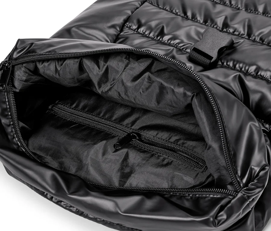 Čierny, otvorený páperový batoh s vnútorným vreckom na zips.