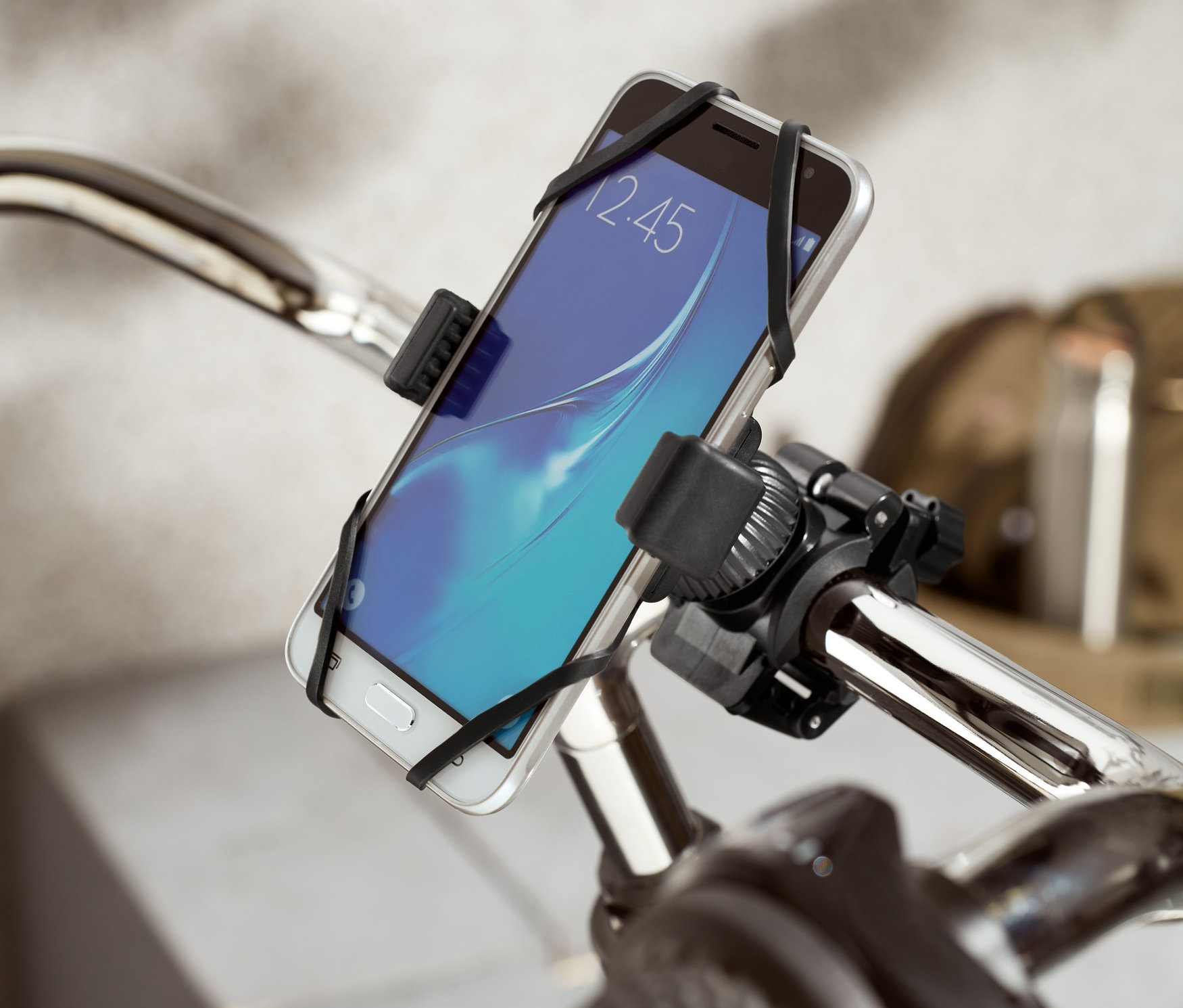 Držiak na smartfón na bicykel je pripevnený na riadidlách bicykla.