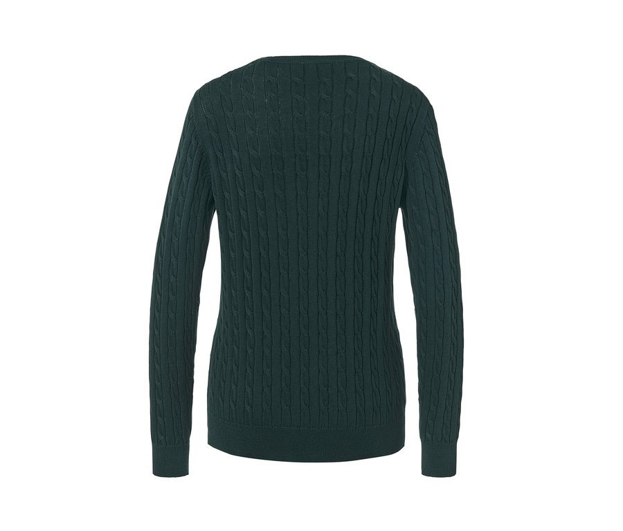 Detail zadnej strany tmavozeleného pleteného pulóvra s vrkočovým vzorom.