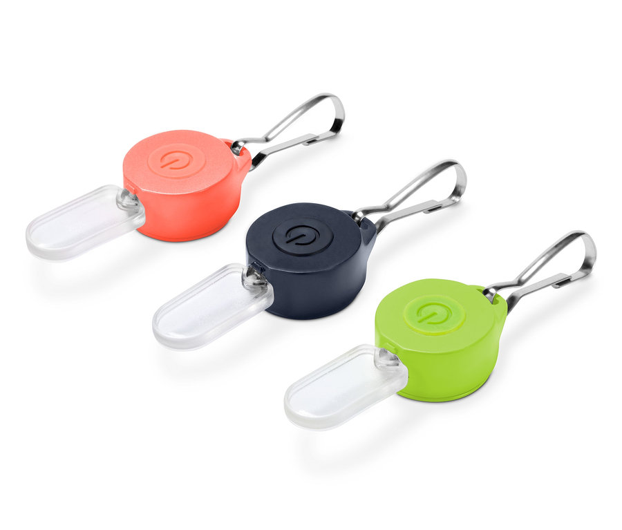 Tri LED prívesky v oranžovej, tmavomodrej a zelenej farbe.