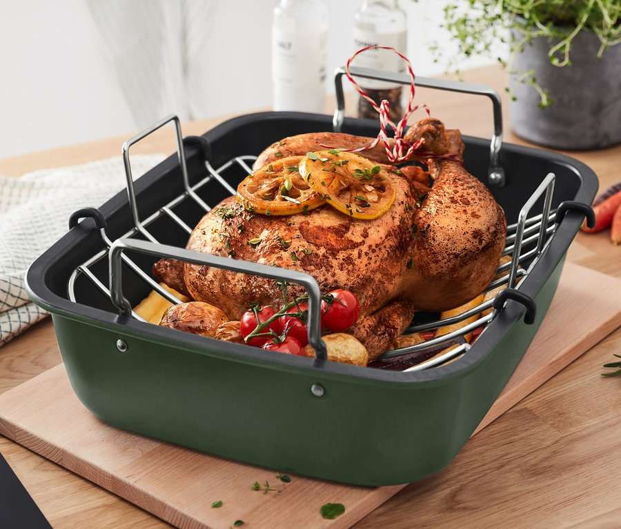 Pečené kura s citrónom a zeleninou v XL pekáči z ušľachtilej ocele s roštom na drevenej doske.