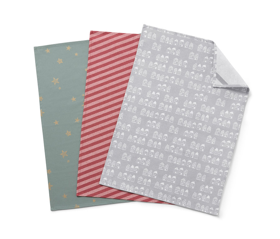 Tri utierky na riad: svetlozelená s hviezdami, červená s pruhmi a sivá s potlačou domov.