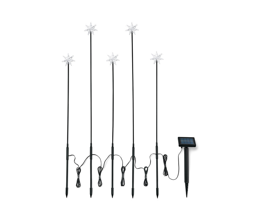 Päť solárnych zapichovacích svietidiel s hviezdami na čiernych tyčiach a solárnym panelom.