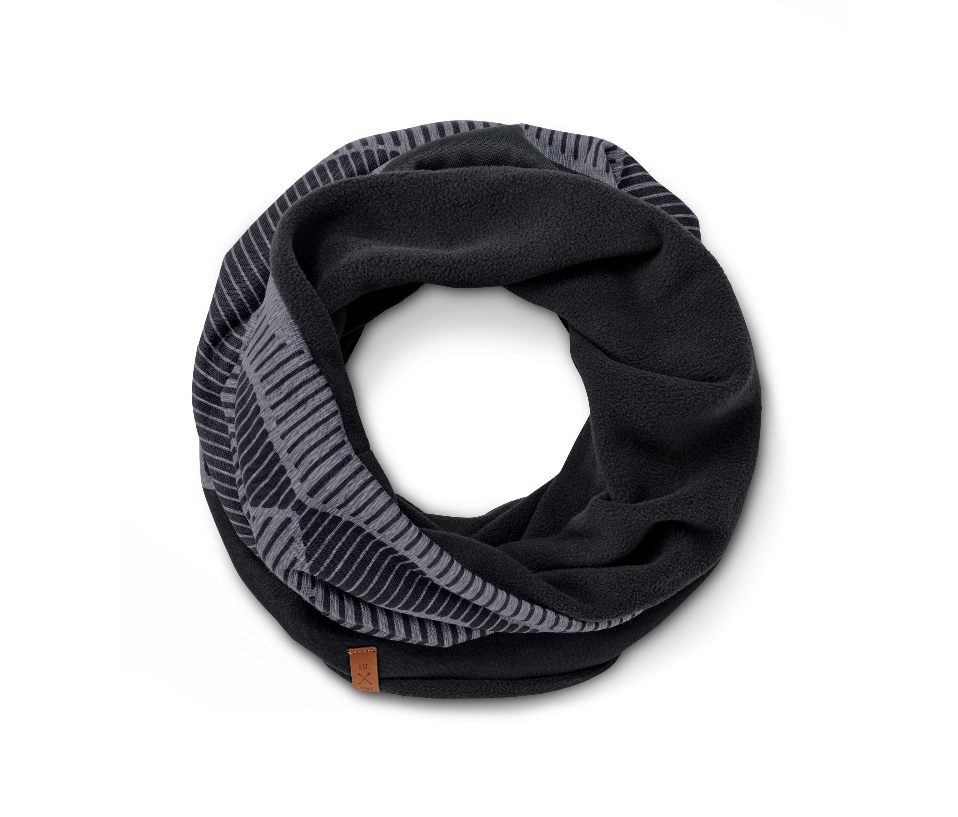 Čierny golier z termoflísu so sivým vzorovaným lemom.